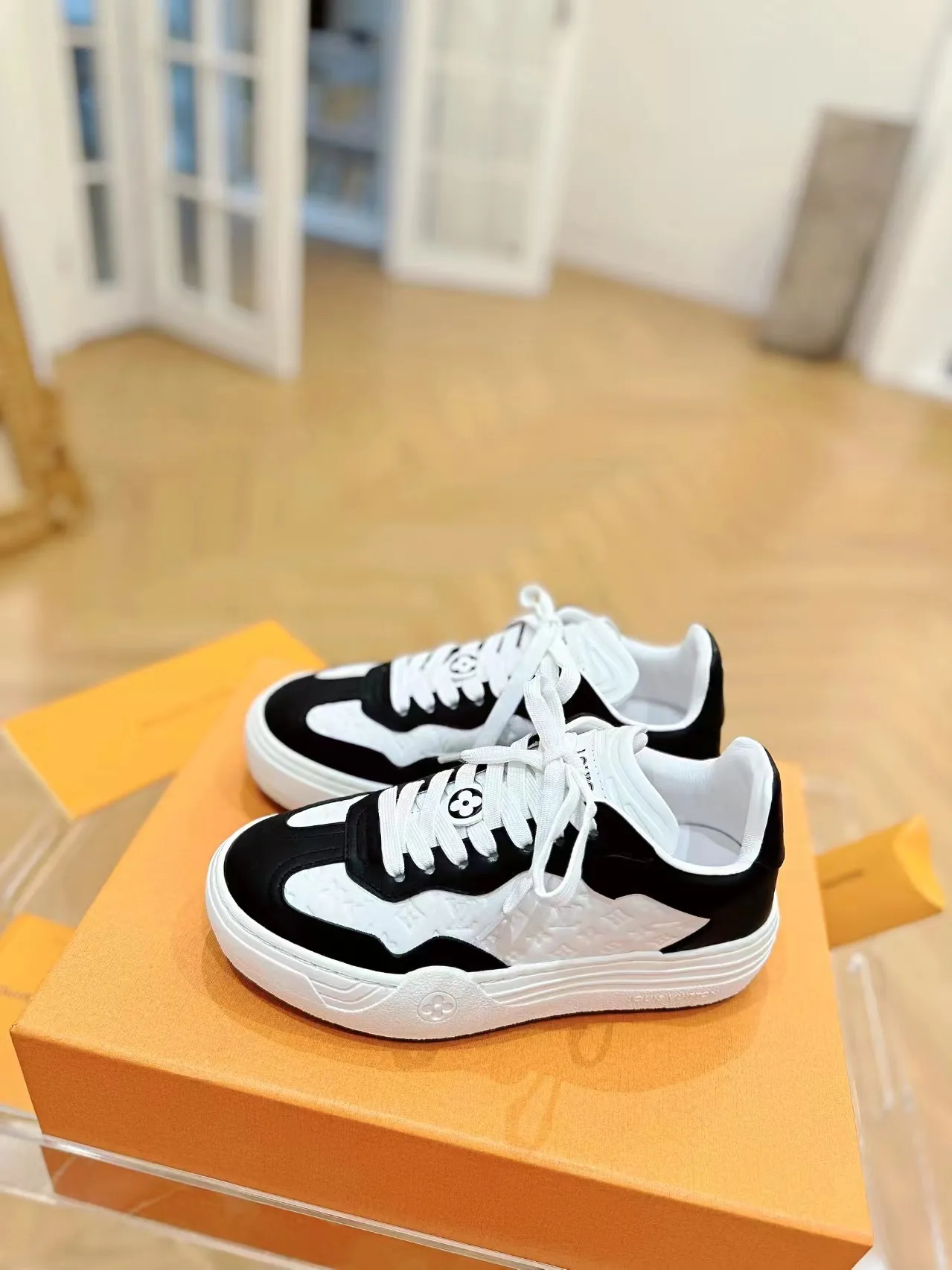 👟👟Ex-factory price 620👟👟Men's size +10 Same style for men and women🔥🔥𝐋𝐕 𝐃𝐢𝐬𝐜𝐨𝐯𝐞𝐫𝐲 2024 new sports shoes thick sole casual ❗️❗️ original purchase development and production LV Discovery lace-up shoes were unveiled at Louis Vuitton's fourth show. They are made of technical mesh fabric and metallic synthetic materials to create a streamlined design. Brand elements embellish the upper and lightweight rubber outsole, with technical shoelaces. Fabric: Original imported cowhide + technology mesh Inner lining: Original customized breathable mesh Sole: Original molded ultra-light rubber foam material Bottom thickness: 5.5CM Size: Women's 35-41 (41 customized), Men's 39-46, (45-46 customized)